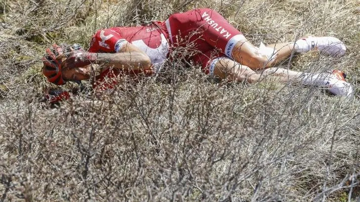 Zakarin breekt sleutelbeen en schouderblad bij val in Giro