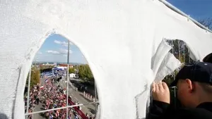 Moerenhout sleurt Oranje terug bij kopgroep