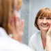 Vrouw bezig met haar skincare-routine.