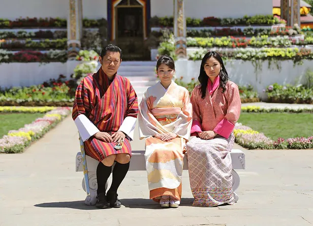 Prinses Mako van Japan met het koningspaar van Bhutan tijdens een werkbezoek, 2017.