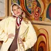 Foto van Eva Laurenssen in lichte jas met sjaaltje over haren voor Beau Monde 5 2025.