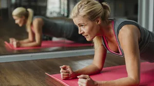 vrouw fitness planking HIIT