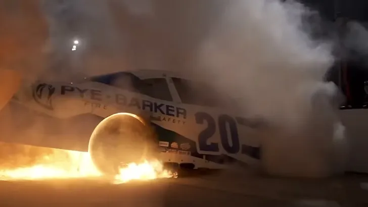 VIDEO: NASCAR-coureur doet letterlijke burnout