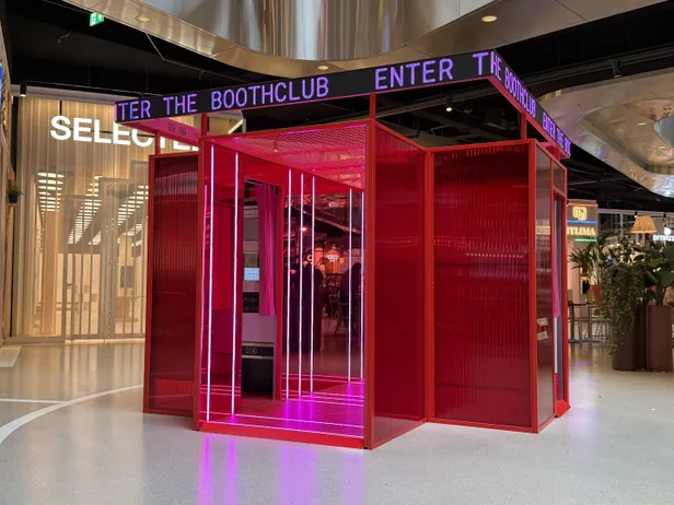 De knalrode pop-up van Enter The Boothclub in Westfield Mall of the Netherlands.