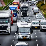 Auto's op een snelweg. De branche maakt zich zorgen om de plannen van het kabinet