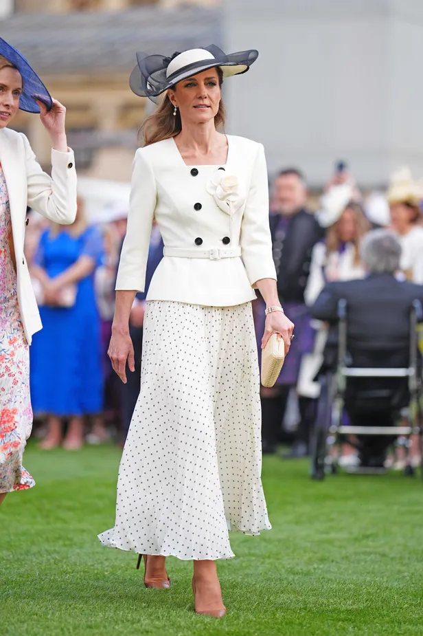 Voor haar eerste Garden Party-verschijning van 2026 droeg prinses Kate een witte jurk met polkadots van Self-Portrait.
