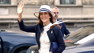 Koningin Mary is jarig! Wij ontleden haar stijl in 5 key pieces. Van de perfecte blazer tot jurken; lees hier hoe je haar look eenvoudig kopieert.