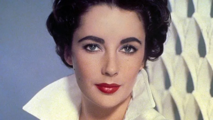 Dit moet je zien: Elizabeth Taylor die zichzelf opmaakt!