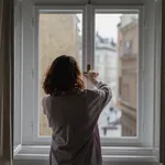 huis koel houden vrouw sluit ramen