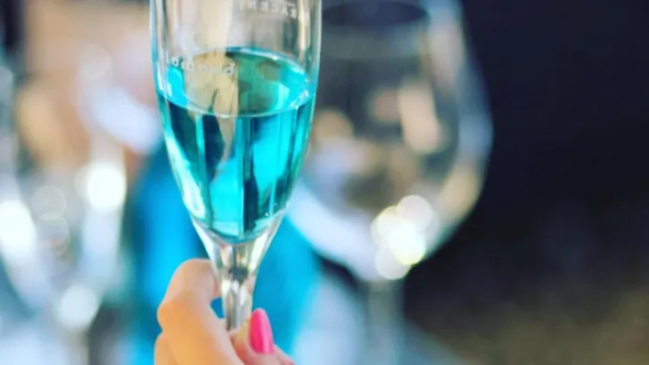 Wine O'Clock: blauwe prosecco wordt hét zomerdrankje 