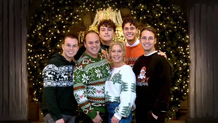 Kerst met de Bauers - foto van de familie Bauer in kersttruien met Frans en Mariska Bauer en zoons Jan, Frans jr. en Lucas.