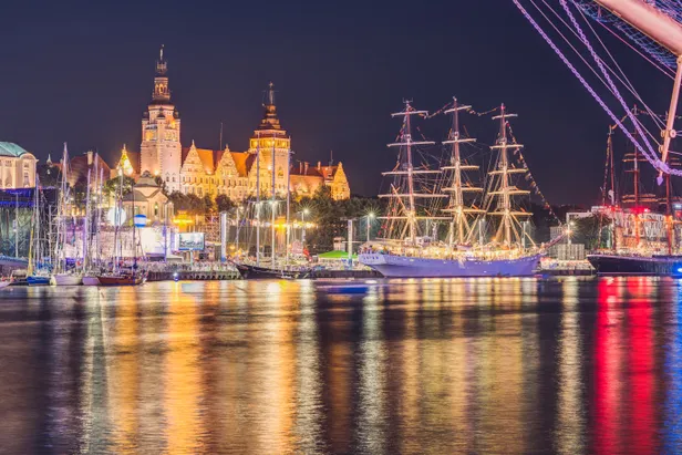 Betaalbare zeilvakanties in Europa: de Poolse havenstad Szczecin bij nacht.