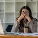 Foto van vrouw achter bureau. – Gevolgen van hele dag zitten voor je billen