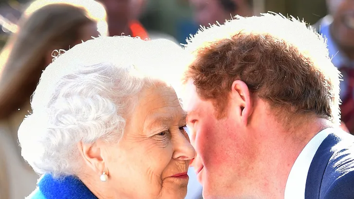 Queen tegen Harry: 'Je kunt elk moment je Koninklijke Titel terugkrijgen'