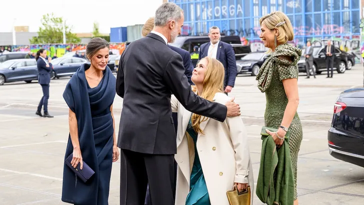 Zo maak je een koninklijk kniksje. – Foto: prinses Amalia maakt een kniksje of 'kniebuiging' voor koning Felipe tijdens het staatsbezoek van Spanje aan Nederland.