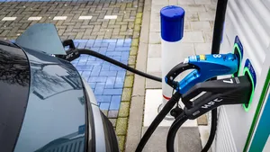 Elektrische auto's aan een laadpaal