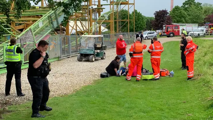 Jongetje (6) valt negen meter naar beneden uit achtbaan