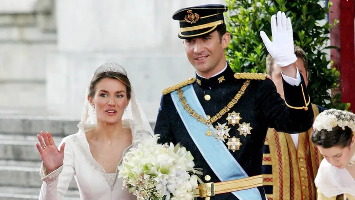 Letizia en Felipe huwelijksdag zwaaiend