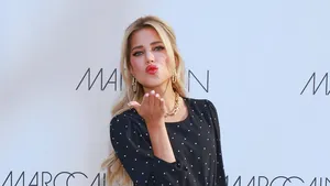 ZIEN: Sylvie Meis (47) klimt in lingerie uit een kledingkast