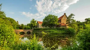 Foto van huis met op de voorgrond een vijver. – Zuurstofplanten voor je buitenruimte.