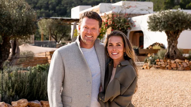Julia en Rob hebben het Gooi onlangs ingeruild voor een nieuw bestaan op Ibiza. Wat staat dit avontuurlijke gezin te wachten?