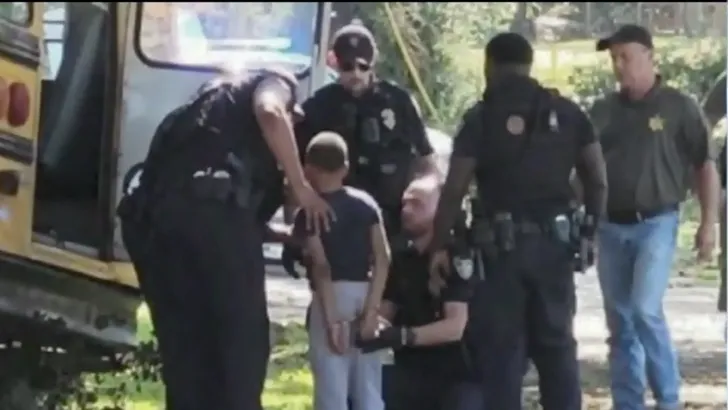 11-jarige steelt schoolbus - politie start grote achtervolging [+Video]