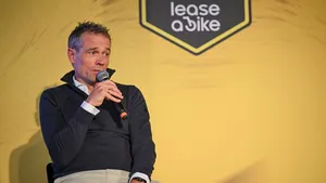 Het vertrek van Grischa Niermann kwam keihard aan bij Team Visma | Lease a Bike. De Duitser wordt alom geroemd. Ook door Tom Dumoulin. Al heeft de Limburger vraagtekens bij een belangrijk onderdeel van Niermann zijn werk.