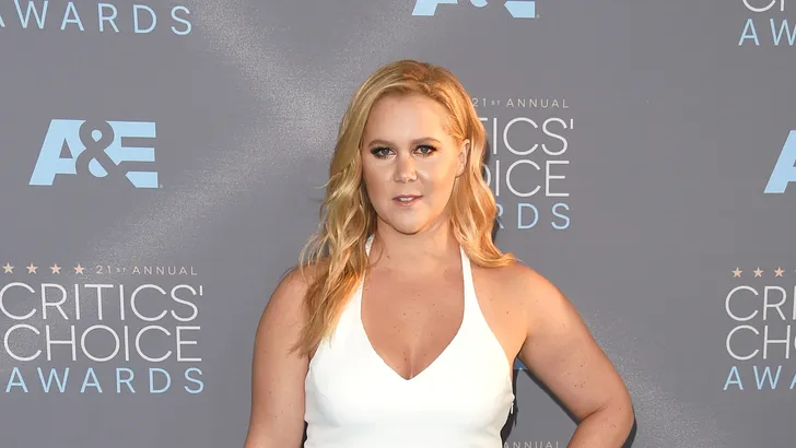 Hilarisch: Amy Schumer pakt haar moment op de kiss cam