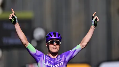 Mauro Schmid heeft de dertiende etappe van de Tour de France gewonnen. Team Jayco-AlUla zette zelfs UAE Team Emirates-XRG in de zak.