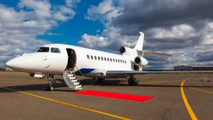 Vliegen onmogelijk: man zaagt vleugels van Elvis' privéjet en bouwt de bizarste camper ooit