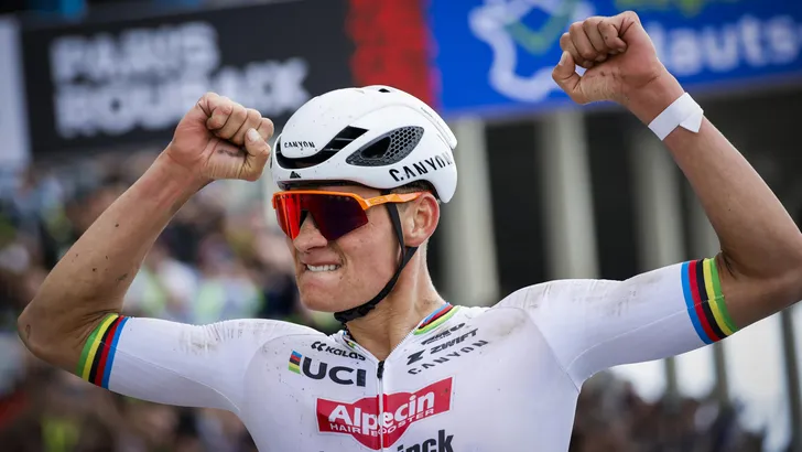mathieu van der poel in roubaix met de kassei