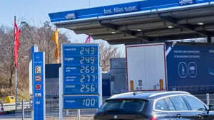 Ga je tanken in Duitsland? Zet je auto nooit op dit specifieke tijdstip aan de pomp
