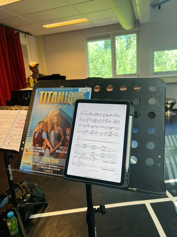Bladmuziek op een standaard tijdens de repetities van Titanique. 