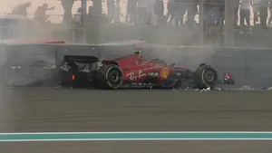 Carlos Sainz vindt de muur in Abu Dhabi (video)