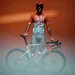 Renner van INEOS Grenadiers poseert met de fiets in het nieuwe tenue met opvallend lichtgrijze broek.