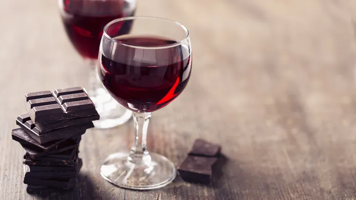 Rimpelvrij? Drink wijn en eet chocola (het is bewezen!)