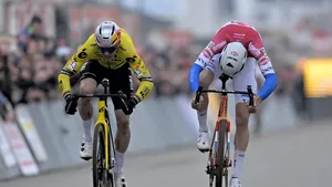 Wout van Aert sprint tegen Tibor del Grosso