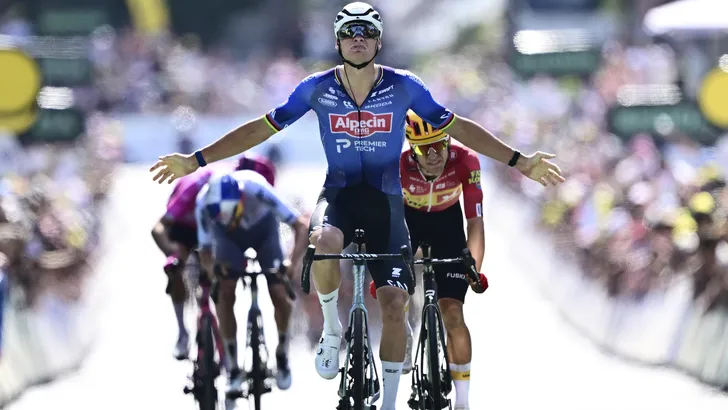 Mathieu van der Poel wint in de Tour 2026.