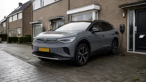 Volkswagen ID.4 aan een laadpaal aan huis