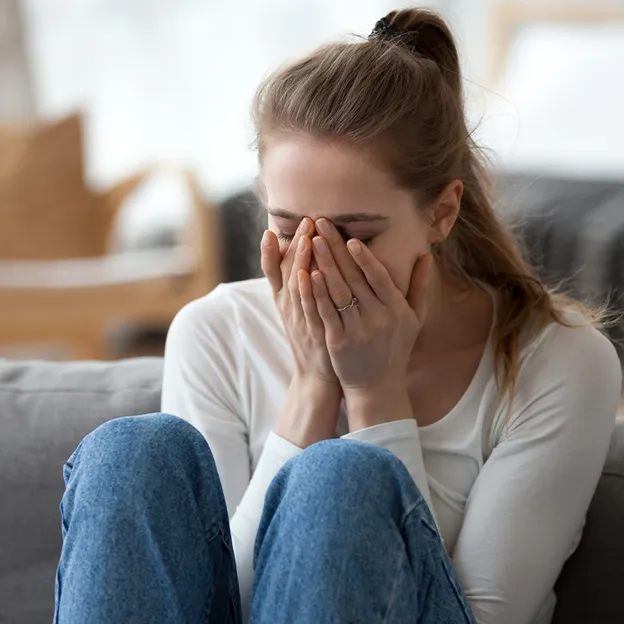 Vrouw zit verdrietig op de grond - beste vriendin ramona
