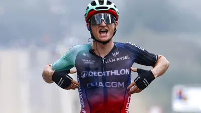 Er is één favoriet met vijf sterren voor de Vuelta a España: Tadej Pogacar. De andere favorieten komen hooguit tot één ster. De vraag vooraf lijkt dan ook: wie kan binnen de 10 minuten blijven van de Sloveen?