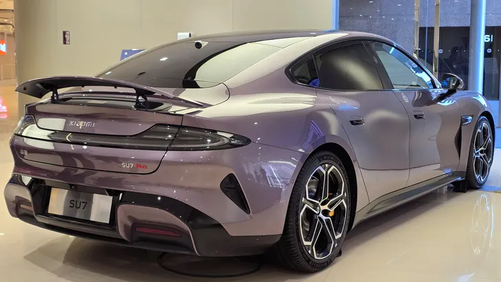 Topexpert gelooft zijn ogen niet na testrit: 'De concurrentie is volledig kansloos tegen deze auto'