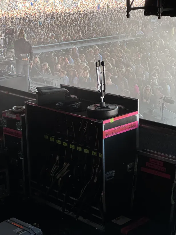 Achter het podium spotten we de gitaren van Sombr. 