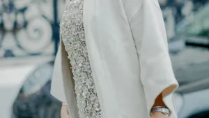 Een vrouw in wit gewaar