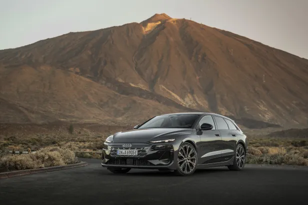 Audi A6 Avant e-tron voor een berglandschap