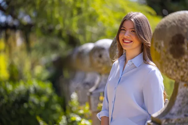 Prinses Sofía poseert voor haar 18e verjaardag in de tuinen van het Zarzuela-paleis.