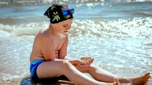 Kind op strand