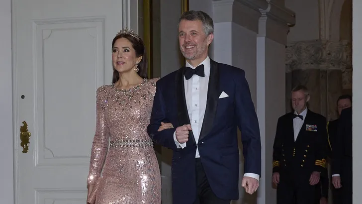 Frederik en Mary beginnen staatsbezoek aan Finland op ski's. – Foto van koning Frederik en koningin Mary tijdens galadiner te Paleis Christiansborg, 1 maart 2025.