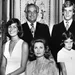 Zwart-wit foto uit 1973 van prins Rainier en prinses Grace met prins Albert, prinses Caroline en prinses Stéphanie te paleize in Monaco.
