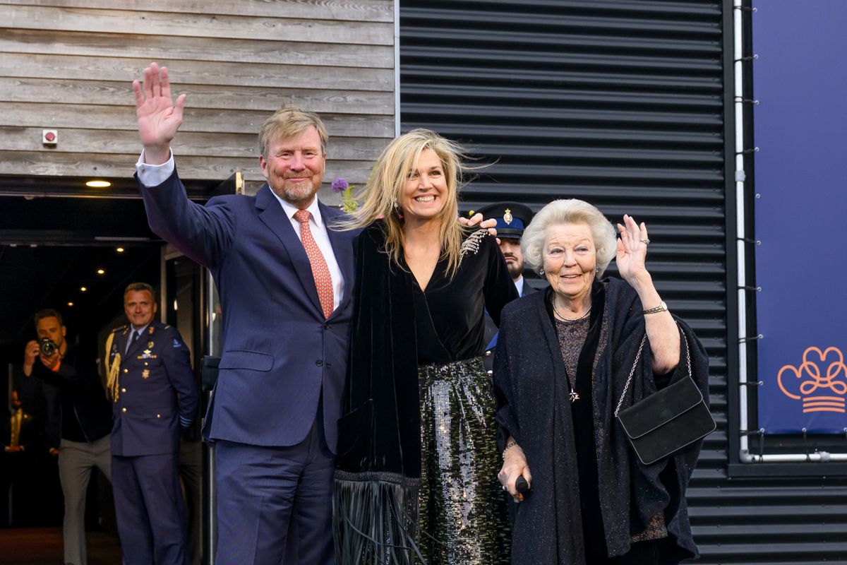 Máxima bij het Koningsdagconcert: een schitterende glitterbroek en een 'coupe windhoos' in Dokkum